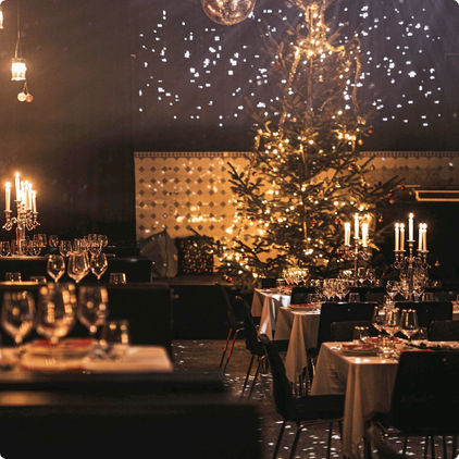 julefrokostlokale med opdækket borde